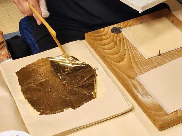[Higashi Chaya District] Try Out Kanazawa's Traditional Craft of Applying Gold Leaf to a Round Plate