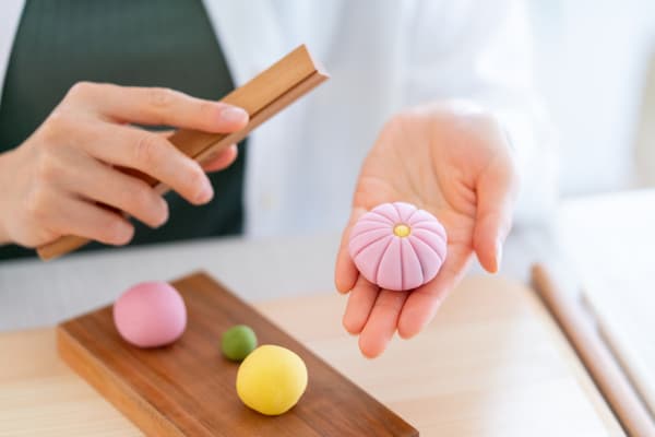 【Saturdays, Sundays, and holidays】Japanese cultural experience in historic Kamakura! Making seasonal Japanese Wagashi sweets