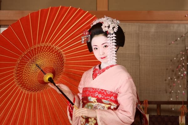 [Kyoto Maiko & Geisha Experience] An Authentic Maiko & Geisha Studio by A Long-Established Kyoto Kimono Store!
