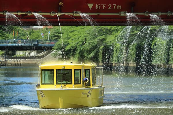 [Private Charter & Pet-Friendly] Sail Under the Onari Bridge, Cruise Past Fountains, and Enjoy the Meguro River Cruise