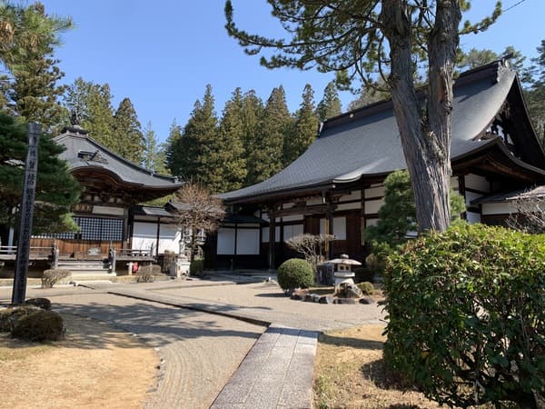 Experience the beautiful scenery of historical buildings and nature! Hida Takayama walking tour of 8 temples in Higashiyama