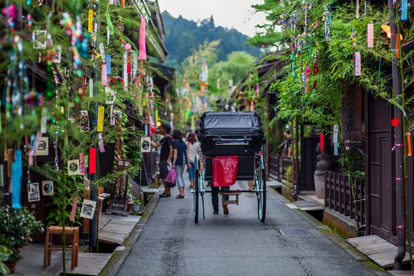The local guide will accompany you! A walking tour of Takayama's historical streets♪