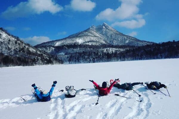 Walk on ice on a secret lake surrounded by Hokkaido's nature! Snowshoeing on Lake Okotanpe <Beginners>
