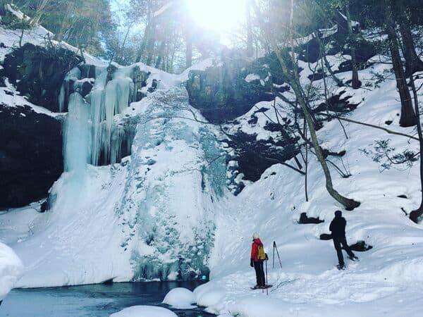 [Weekdays] Visit the phantom waterfall, surrounded by ice, on the Icefall Snowshoe Walk!