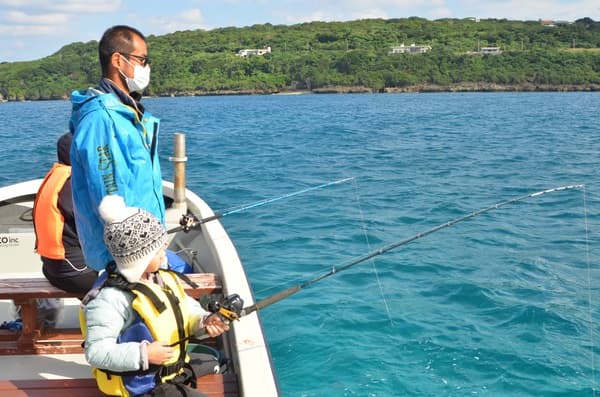 A chartered fishing boat tour where you can learn from fishermen while enjoying a beautiful view of Kouri Island