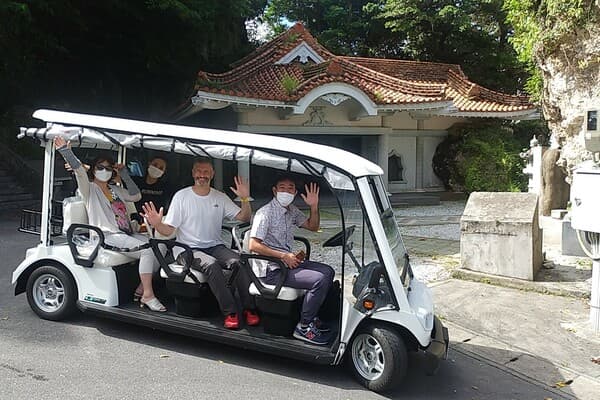 【Tours led by local guides】Explore Itoman Market area in a "Green Slow Mobility" Vehicle♪ Enjoy Itoman Night Market!