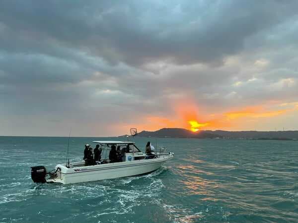 Morning fishing experience while viewing the sunrise off Okinawa's east coast!