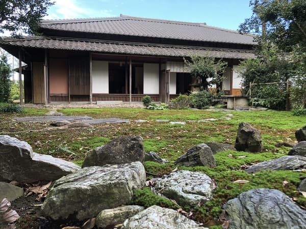 Experience the blessings of yoga at a historical Japanese house "Genkosha" and enjoy a delicious and healthy lunch set afterwards.