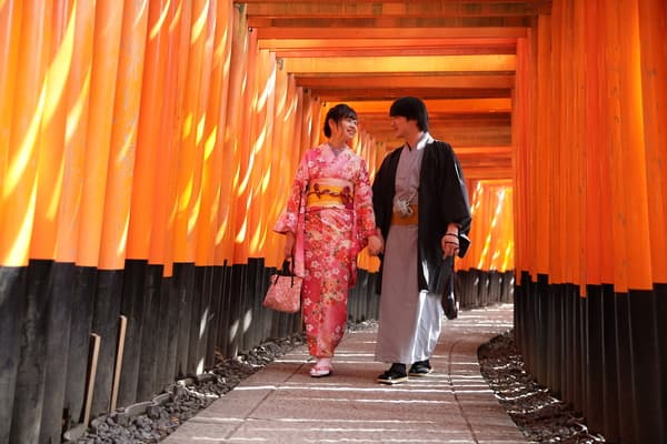 [Kimono Rental at Kyoto's Fushimi Inari] Over 300 Kimono!! Only 5 minutes to Fushimi Inari Taisha Senbon Torii gate! Excellent Pricing!