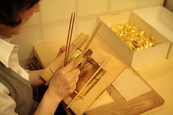 [Higashi Chaya District]Kanazawa's traditional craft, gold foiled small box making experience.