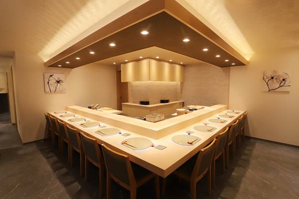 Enjoy authentic Edomae-style sushi (omakase nigiri special course) in the historic town of Hachioji