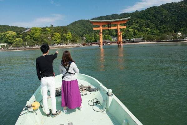 [Ages 18+] Take a Boat to See an Oyster Fishery and Visit Itsukushima Shrine! Oyster Fishery Tour & Itsukushima Shrine Cruise Ticket
