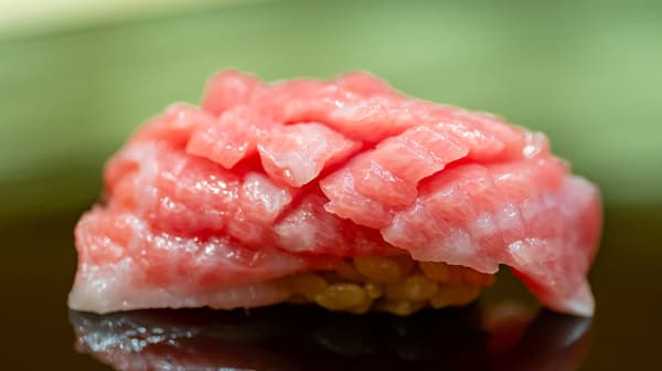 Kagurazaka / Enjoy the world of traditional Edomae zushi with an Omakase Sushi Course [KIMOTO]