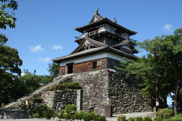 [Ages 16+] Admission Ticket to Maruoka Castle, Selected as One of Japan’s Top 100 Cherry Blossom Spots