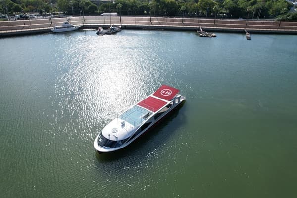 Board the State-of-the-Art Next-Generation Electric Passenger Ship "Queen Bee M7" That Connects Land & River [Charter Plan]