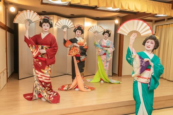 [Japanese Hair (wig) and White Kimono Makeover Activity] Includes photo session + Ureshino hot spring bath