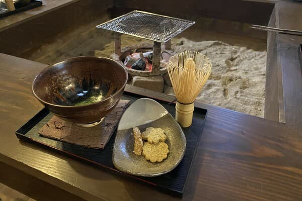 Kakimochi making, powdered green tea grinding, and powdered green tea making activity in a sunken hearth - Hyogo