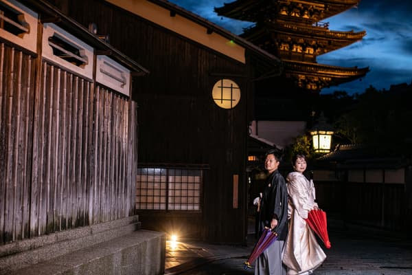Wedding Photo With the Night View of Higashiyama & Traditional Japanese Clothing - Kyoto