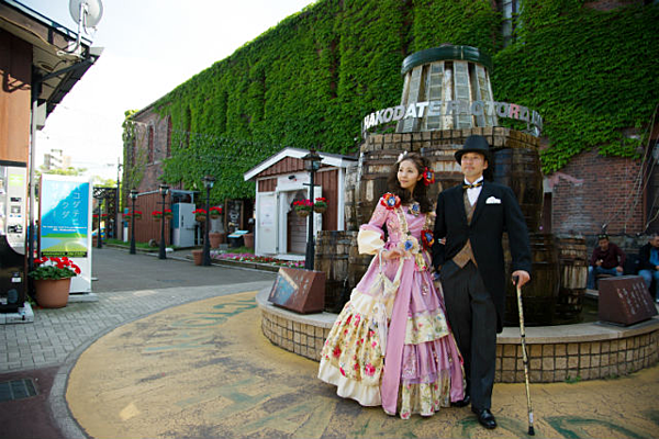 One minute walk from Hakodate Station! Change into a dress and experience a time trip around the popular station area!