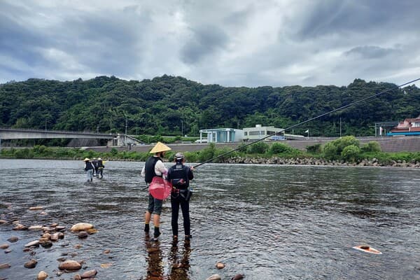 [Takatsu River] Ayu Fishing Taught By Local Fishermen + Traditional Salt Grilled Ayu - Shimane