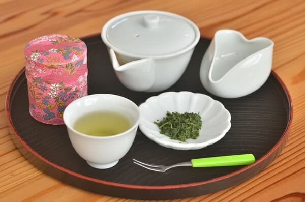 Using "Uji tea," one of the three best teas in Japan - Tasty tea brewing experience - Kyoto