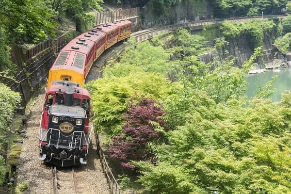 [Limited to April 28 - May 5] Sagano Romantic Train and Hozugawa River Ride (with audio guidance in English, Chinese and Korean) - Kyoto