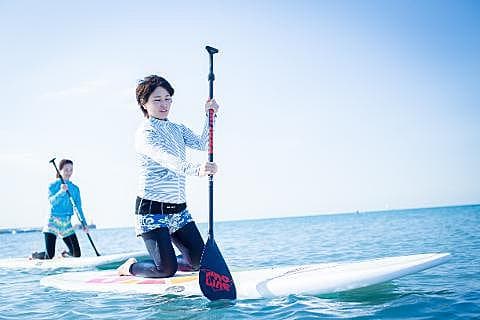 Cruising on a stand-up paddle board while looking at Mt. Fuji!