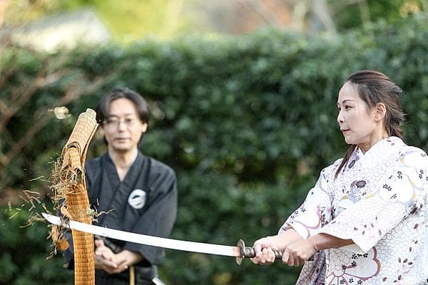 Experience cutting/iai with a real sword at a shrine in Kamakura