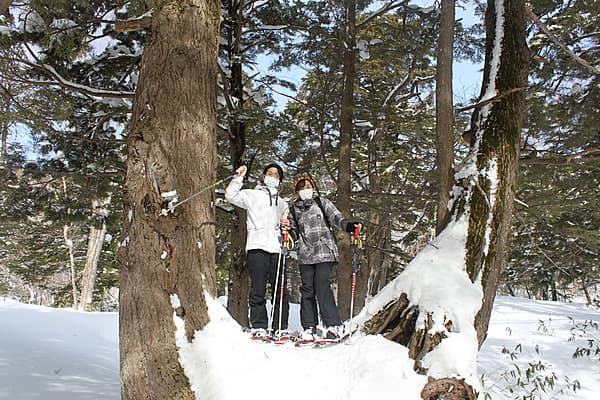 [Private Snowshoe Tour] Snow Trekking with a guide at Manza Onsen with Snowshoes